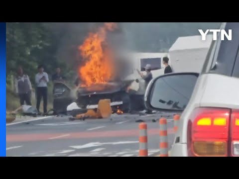 화물차·승용차 충돌 후 화재…3명 사망 / YTN